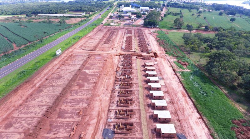 O projeto Minha Casa Minha Vida está em plena construção das 120 residências no conjunto que será denominado “Paulo Roberto Cantiéri”, ao lado da Rodovia Cândido Portinari